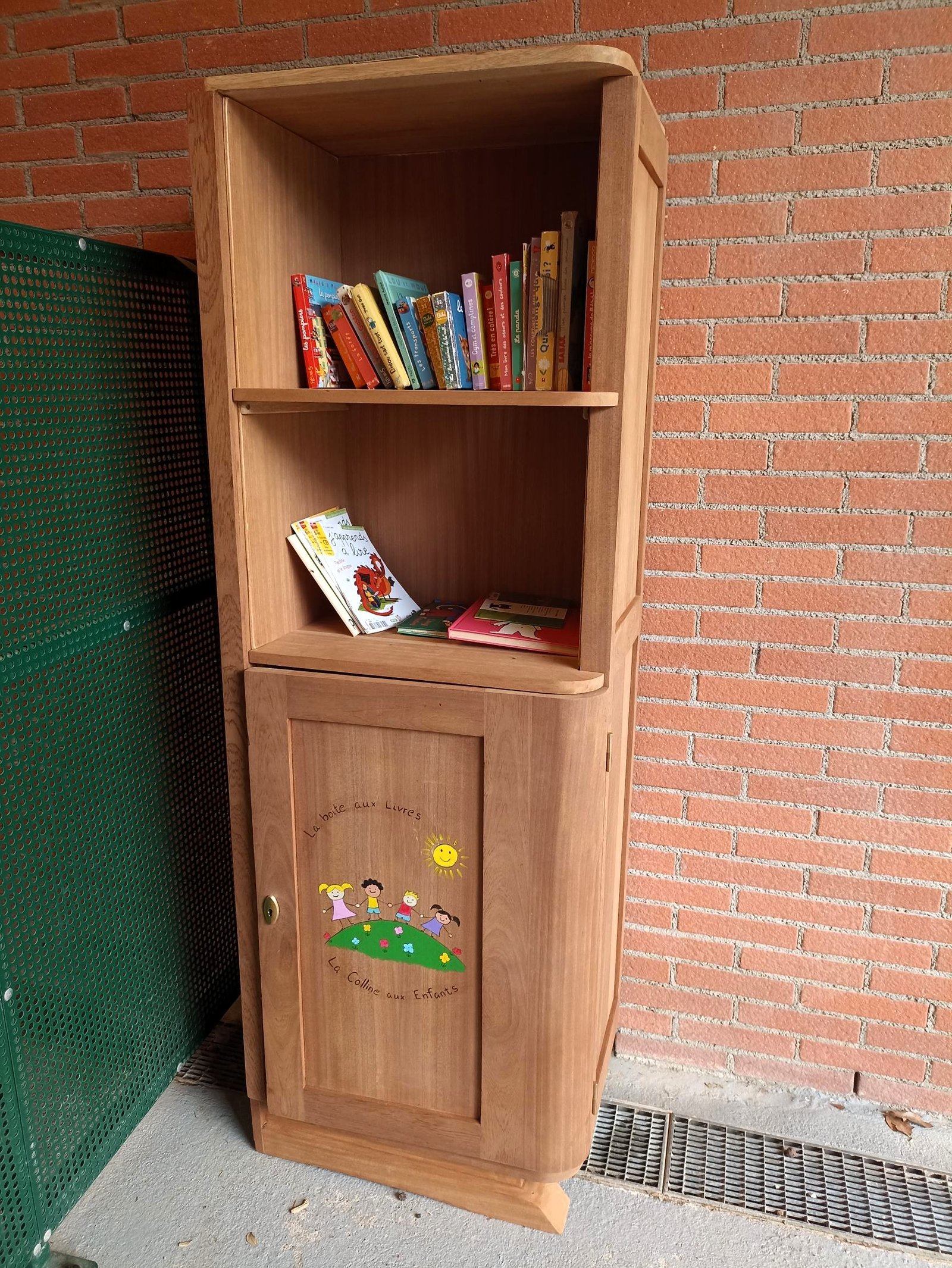 Boîte à livres en bois de récupération