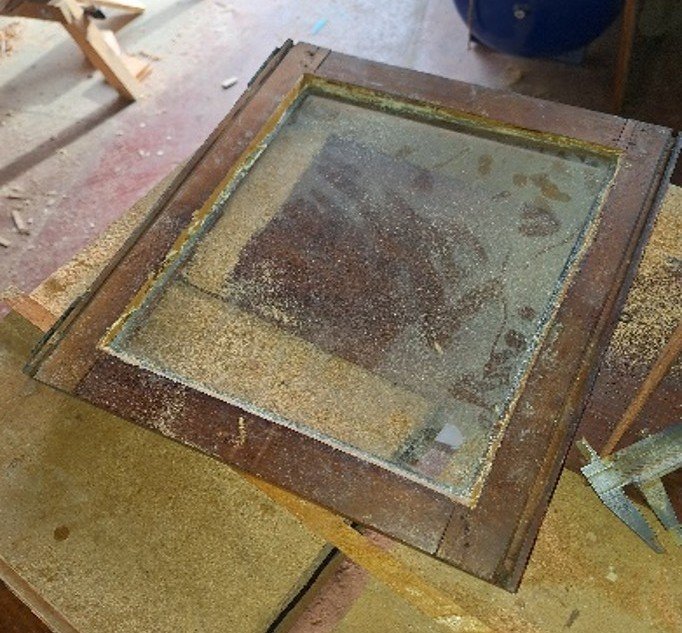 Porte d'horloge ancienne avant restauration